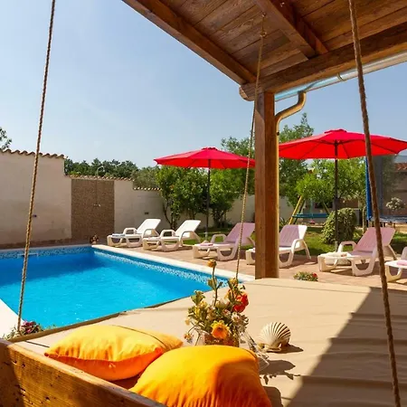 Holiday House Emily With A Pool Σπίτι διακοπών *